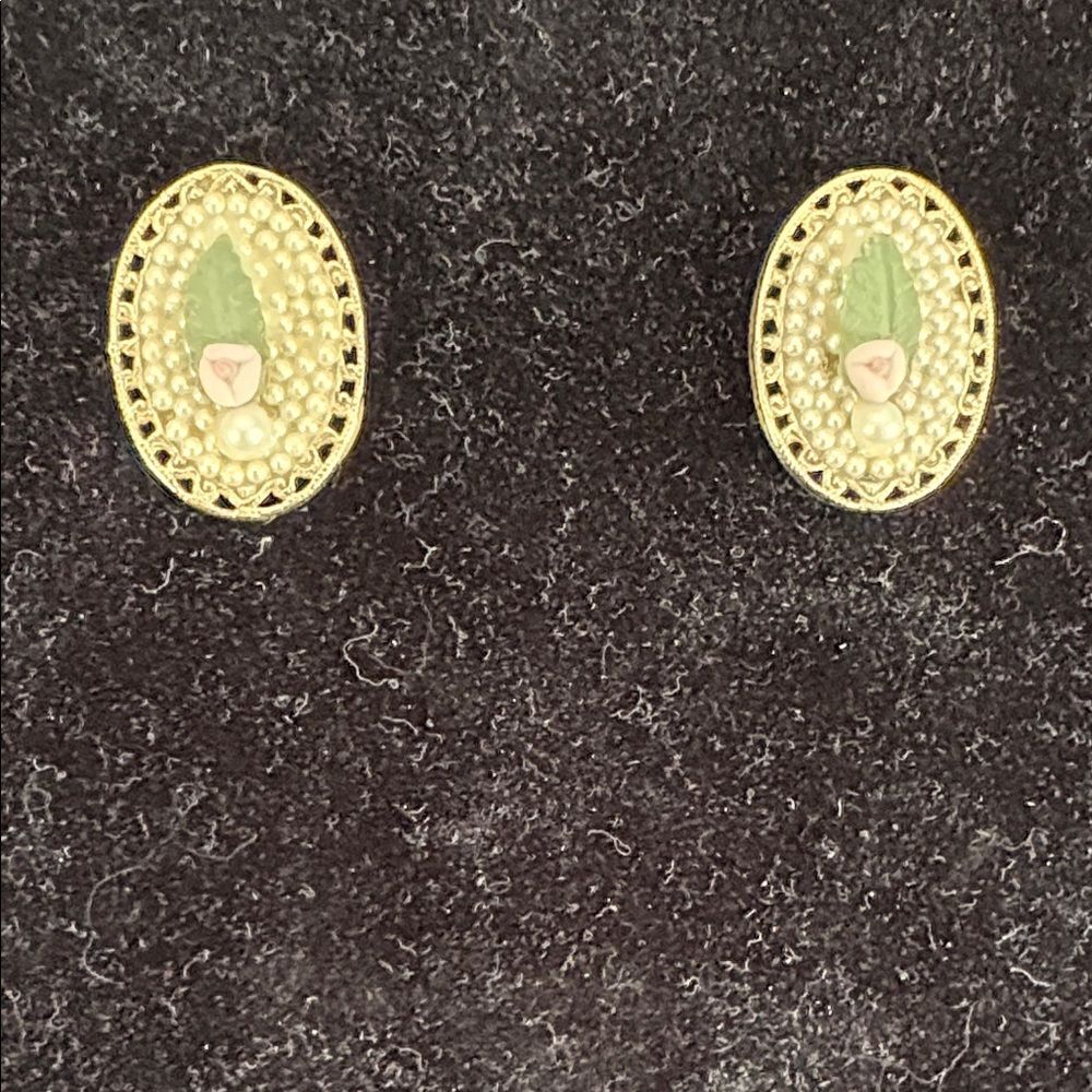 Elegant pearl flower Oval Earrings
